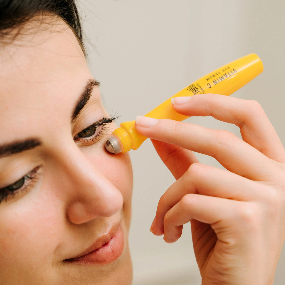 Age Pro Озаряващ серум за околоочен контур с витамин C и ретинол - ролков апликатор, 15ml - CAMCO Ltd.