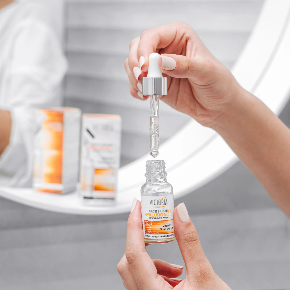 HYALURON Серум за лице с озаряващ ефект с хилурон, витамин с и екстракт от охлюв 20ml - CAMCO Ltd.