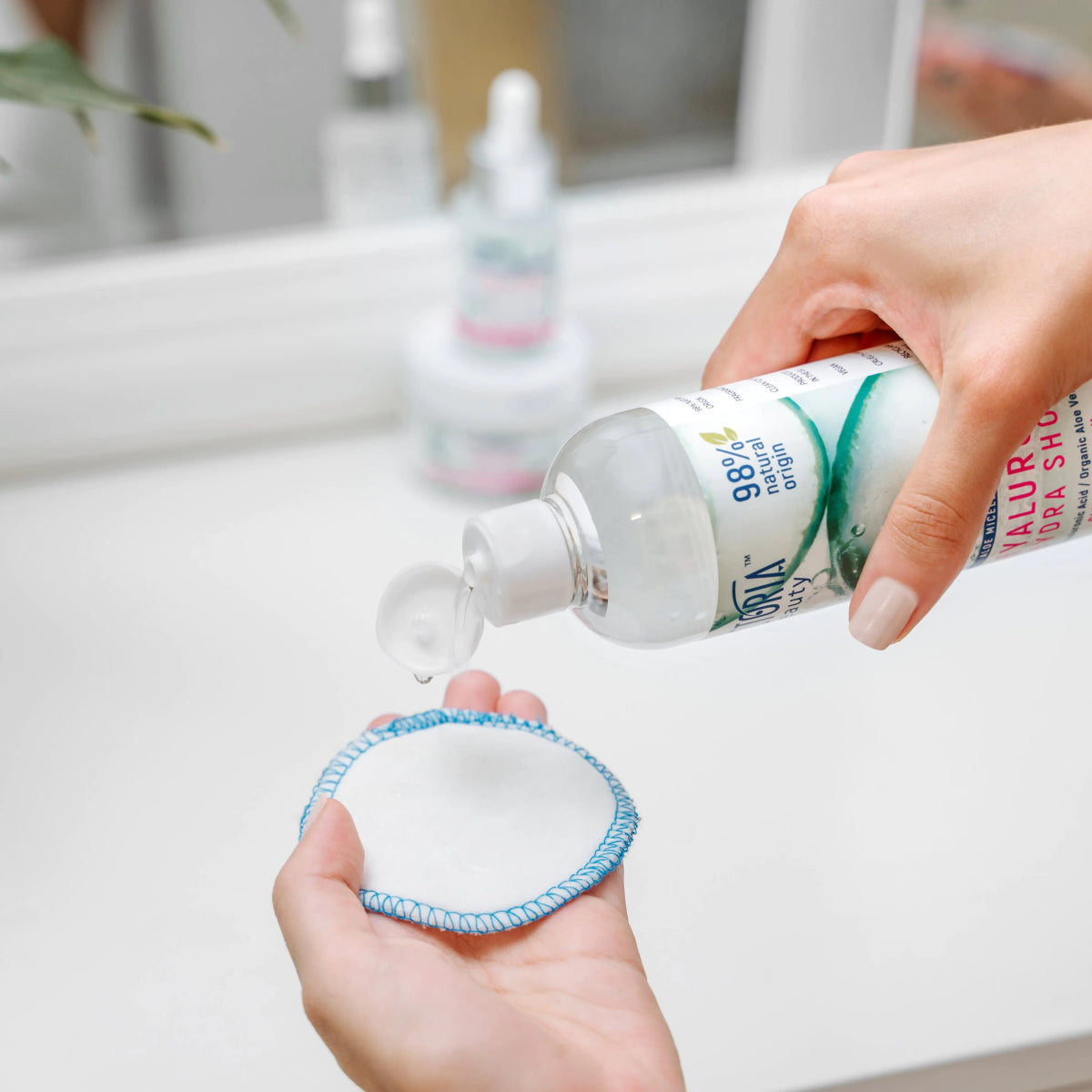 Hydra Shot Хидратираща мицеларна вода с алое вера, хиалуронова киселина и ниацинамид 350ml - CAMCO Ltd.