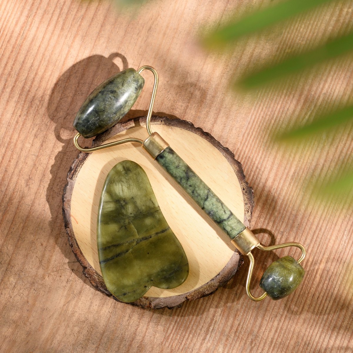 Kомплект с нефритен ролер за лице & камък гуа ша - CAMCO Ltd.