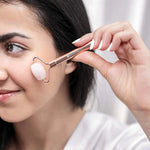 Kомплект с ролер за лице & камък гуа ша от розов кварц - CAMCO Ltd.