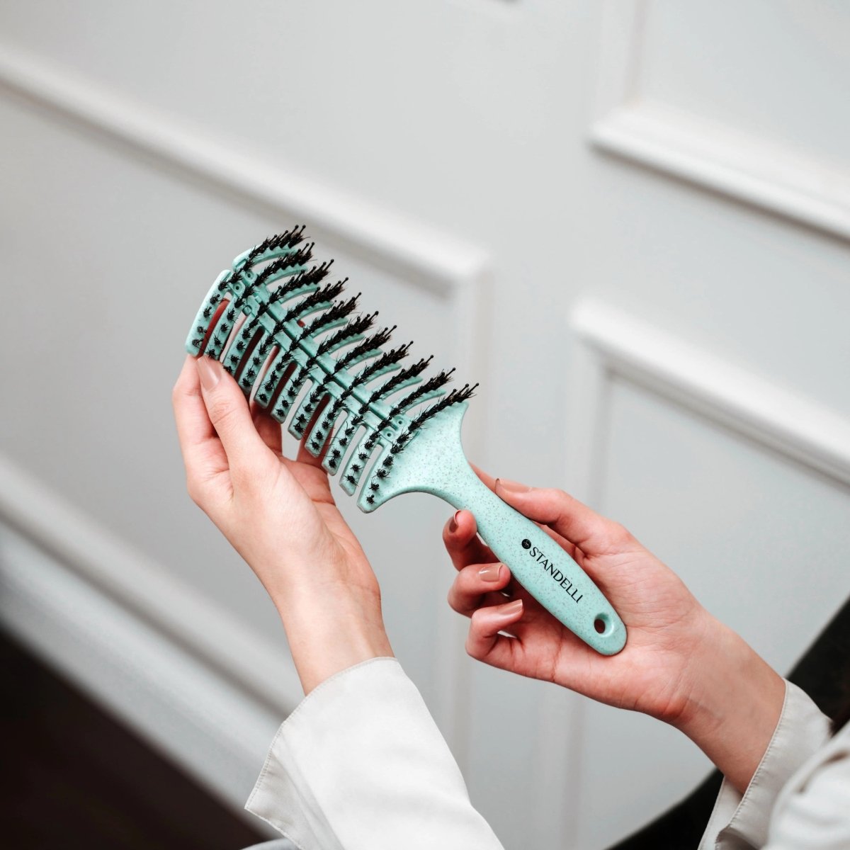 Плоска четка за изсушаване и разресване, микс от естествен и глигански косъм за всеки тип коса - CAMCO Ltd.